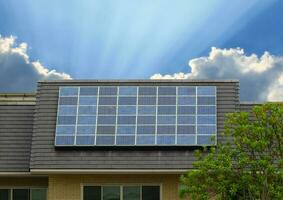 grön energi av sol- cell panel på hus tak foto
