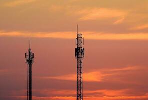 silhuett telekommunikation torn på solnedgång. foto