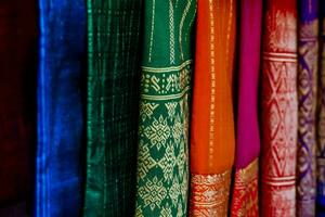 färgrik saris på visa i en affär foto