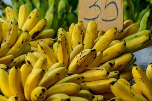bananer för försäljning på en marknadsföra foto