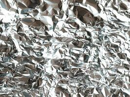 abstrakt bakgrund av skrynkliga silver- folie textur foto