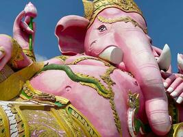 rosa ganesh staty på blå himmel, thailand foto