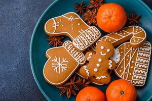 skön festlig jul sammansättning av mandariner, pepparkaka och stjärna anis foto