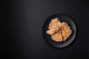 utsökt färsk Krispig kyckling nuggets på en mörk betong bakgrund foto