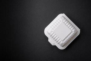 fyrkant plast eller kartong behållare av vit Färg för mat foto