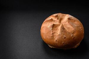 utsökt Krispig aromatisk färsk brun runda bröd med frön och korn foto