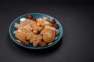 skön jul pepparkaka småkakor av annorlunda färger på en keramisk tallrik foto