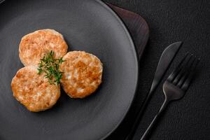 friterad köttbullar av mald kött nötkött, fläsk eller kyckling med salt, kryddor och örter foto