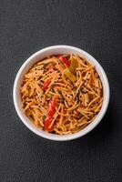 utsökt udon spaghetti med kött eller skaldjur, grönsaker, salt och kryddor foto