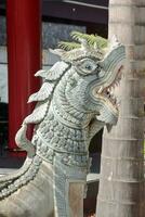 en staty av en drake i främre av en byggnad foto