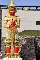 en färgrik staty av en man stående i främre av en byggnad foto