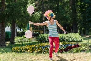 mima utför i de parkera med ballonger. clown visar pantomim på de gata. foto