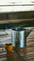 Barista är häller varm vatten från klassisk burk till arabica kaffe i filtrera. begrepp för hipster livsstil vem tycka om långsam liv och dopp kaffe. foto