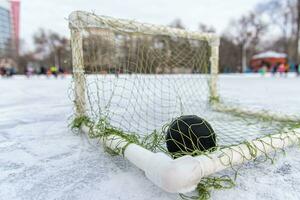 hockey puck i de mål netto närbild foto