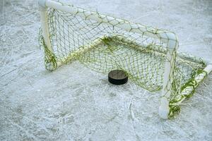 mål gjorde mål förbi en hockey puck i de mål netto foto