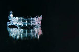 osynlig aligner tänder hållare på en svart bakgrund foto