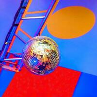 färgad disko boll på de bakgrund av en sammansättning i de stil av suprematism foto