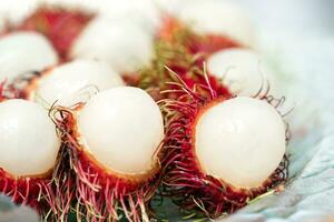 rambutan bark är skära i halv på glas maträtt och redo till äta. foto