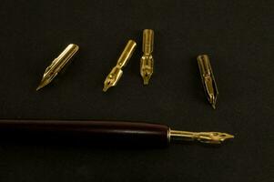 en fontän penna med guld nibs foto