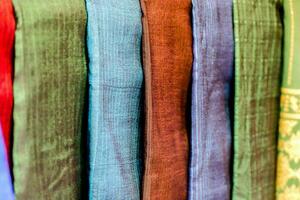 färgrik silke på visa i en affär foto