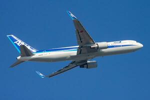 Allt nippon luftvägarna boeing 767-300 ja626a passagerare plan avresa och ta av på hong kong chek knä kok flygplats foto