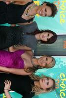 brianna evigan rumer willis och audrina patridge leah rör anländer på de tonåring val utmärkelser 2009 på gibson amfiteater på universell studior los angeles ca på augusti 9 2009 foto