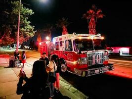 san jose, Kalifornien, USA - 2023-02-09 brand lastbil med blinkande lampor på natt, kallad till en brand larm i de stad. foto