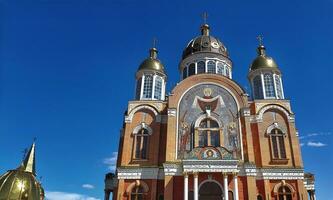 ortodox katedral med gyllene kupoler, kristen religiös bakgrund foto