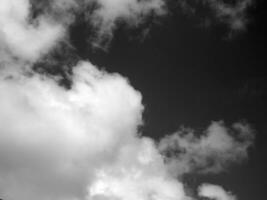 svart och vit skön himmel bakgrund foto