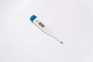 digital termometer instrument för mätning temperatur isolerat på vit bakgrund med klippning väg. foto