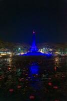 kväll på de tugu monument, med mycket skön lampor. plats i malang, öst java - indonesien foto