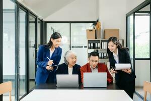 grupp av ung asiatisk företag människor diskuterar företag planen på börja i kontor foto