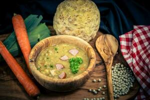 ärta soppa tillverkad med grönsaker av de egen trädgård foto