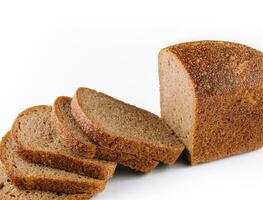 svart bröd närbild på vit med skiva foto