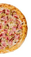 pizza skinka och svamp isolerat i vit bakgrund foto