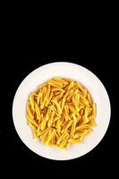 en vit tallrik med pasta på den foto