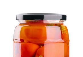saltade gurkor och tomater, i en glas burk foto