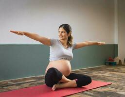 ai genererad gravid kvinna håller på med yoga med mage som visar Sammanträde i henne levande rum. foto