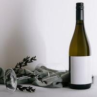 flaska av vit vin med glas foto