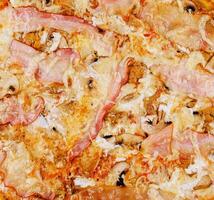 pizza med svamp och bacon på topp se foto