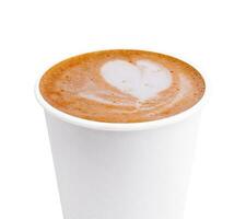 kopp av kaffe med hjärta mönster isolerat på vit foto