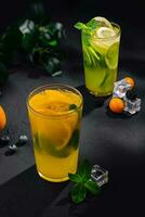 uppfriskande citronsaft med orange, kalk och mynta foto