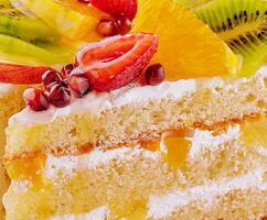 svamp kaka med bär och frukt foto