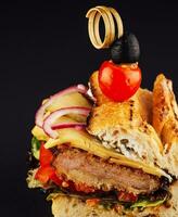 franska bröd smörgås på svart bakgrund foto