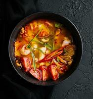 tom yum goong - thai varm och kryddad soppa foto