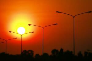 de skugga av de elektrisk Pol i de bakgrund av de Sol foto