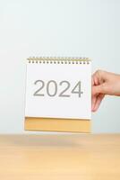 2024 år kalender på tabell bakgrund. Lycklig ny år, upplösning, mål, planen, handling, uppdrag och finansiell begrepp foto