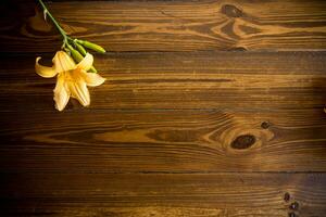 bukett av skön gul liljor på trä- tabell foto