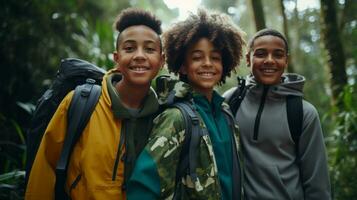 tre ung Pojkar bär ryggsäckar i de trän generativ ai foto