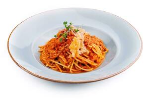 spaghetti bolognese med parmesan ost och tomater foto
